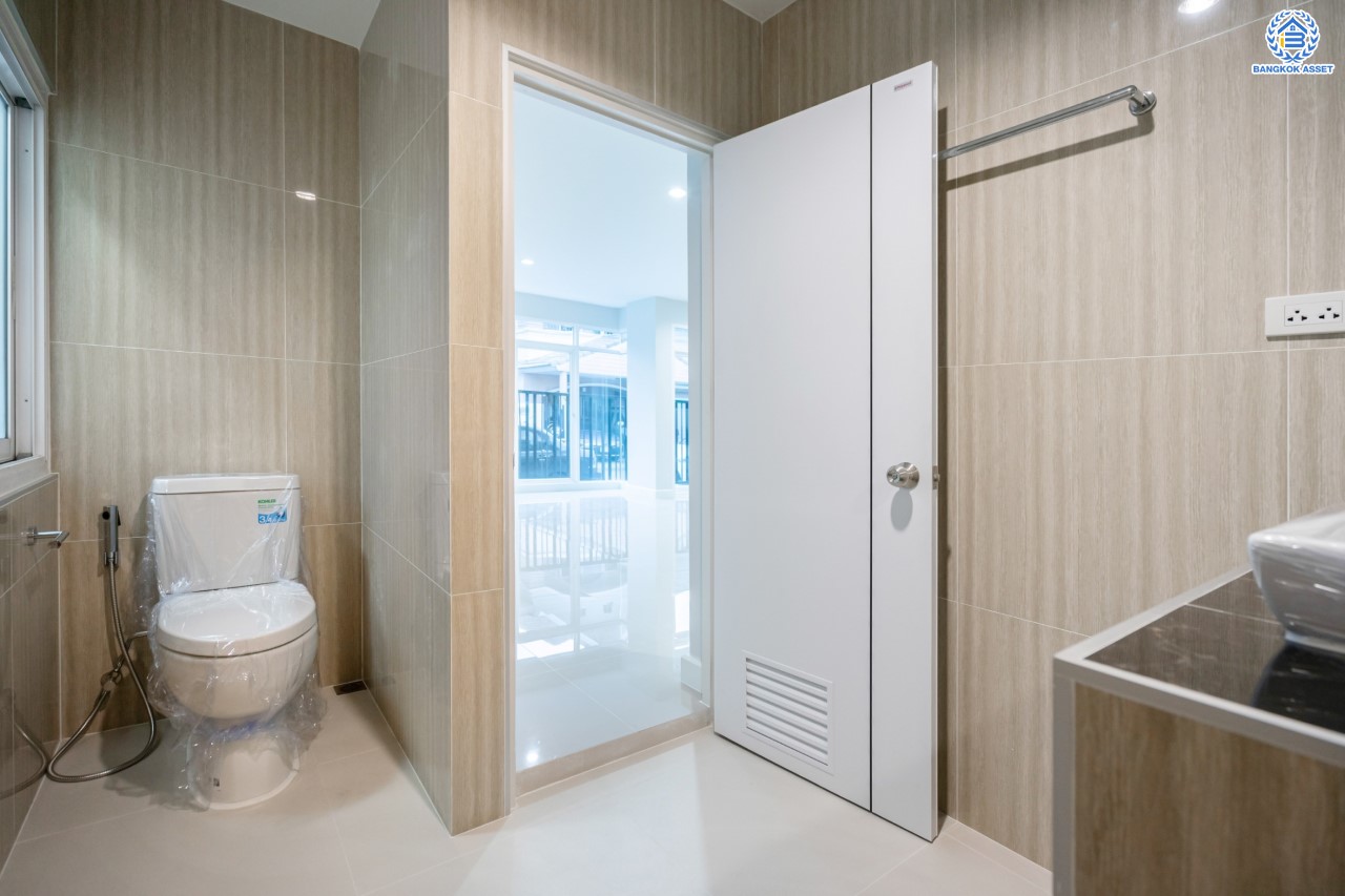 บ้านมือสองตกแต่งใหม่ ม.รัชชา2 บางใหญ่ หลังมุม เนื้อที่ 59 ตร.ว. ฟังก์ชัน 3 ห้องนอน 3 ห้องน้ำ 1 ห้องอเนกประสงค์ จอดรถได้ 2 คัน บนทำเลเชื่อมต่อถ.กาญจนาภิเษก ใกล้เซ็นทรัลเวสต์เกต ทางด่วน "กาญจนาภิเษก" และรถไฟฟ้าสายสีม่วง "สถานีตลาดบางใหญ่"